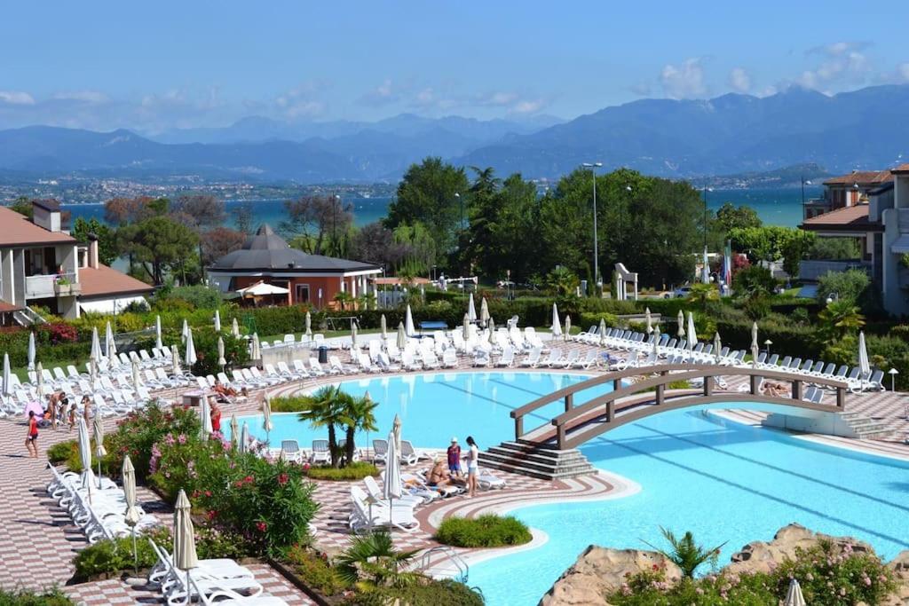Green Apartment And Pools Дезенцано-дель-Гарда Екстер'єр фото