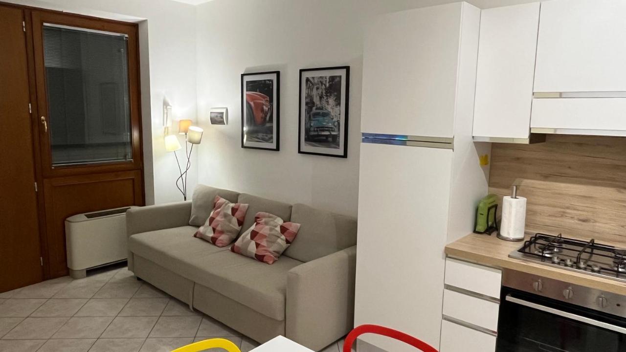 Green Apartment And Pools Дезенцано-дель-Гарда Екстер'єр фото