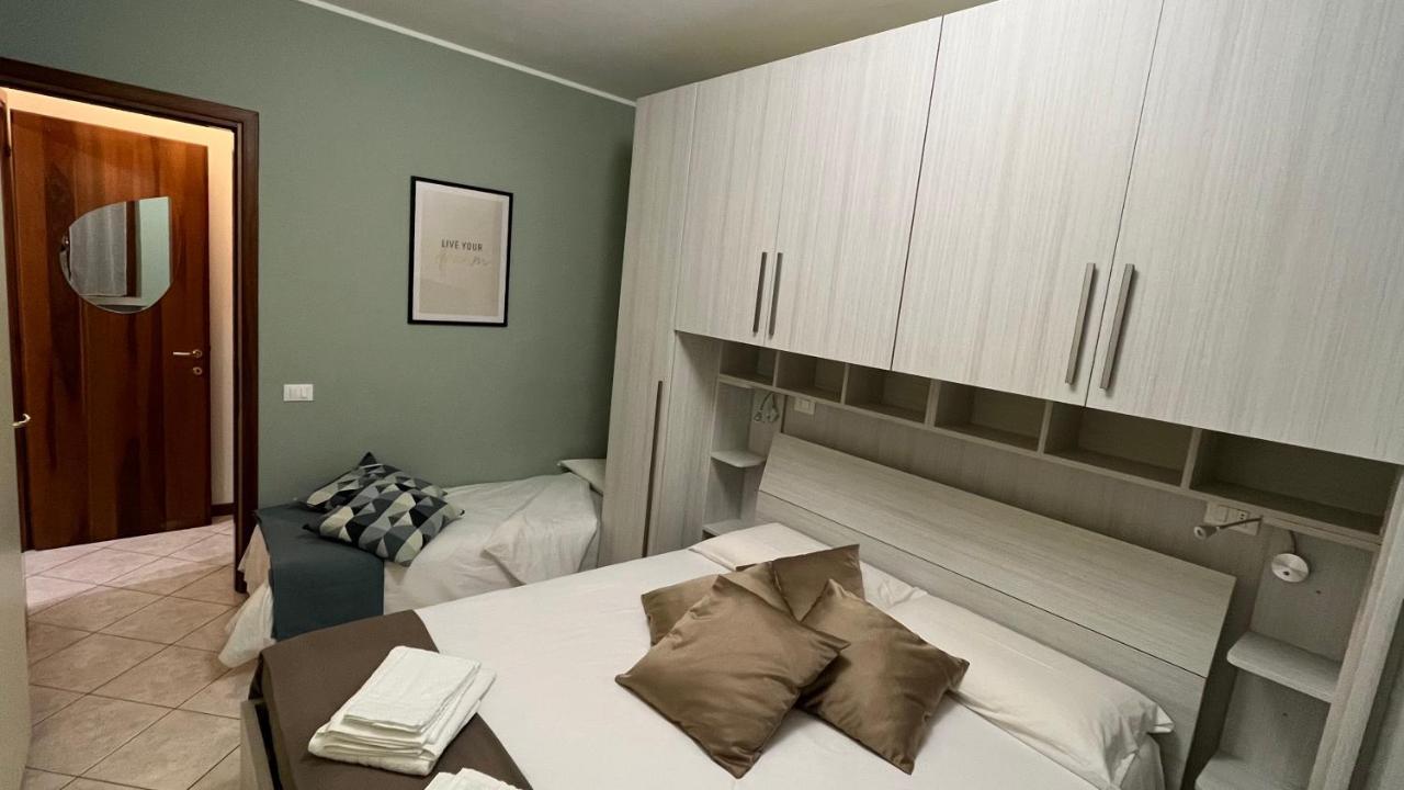 Green Apartment And Pools Дезенцано-дель-Гарда Екстер'єр фото